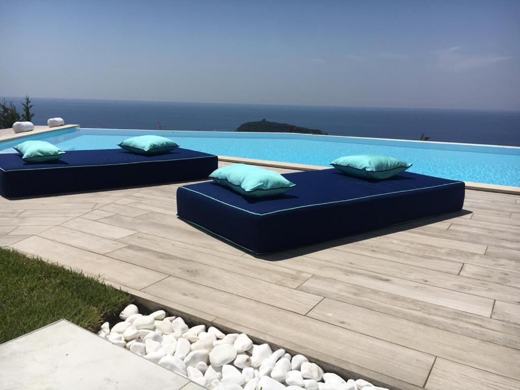 Luxury Villa Blue&Blanc Piscina A Sfioro Isola Diamante Ngoại thất bức ảnh