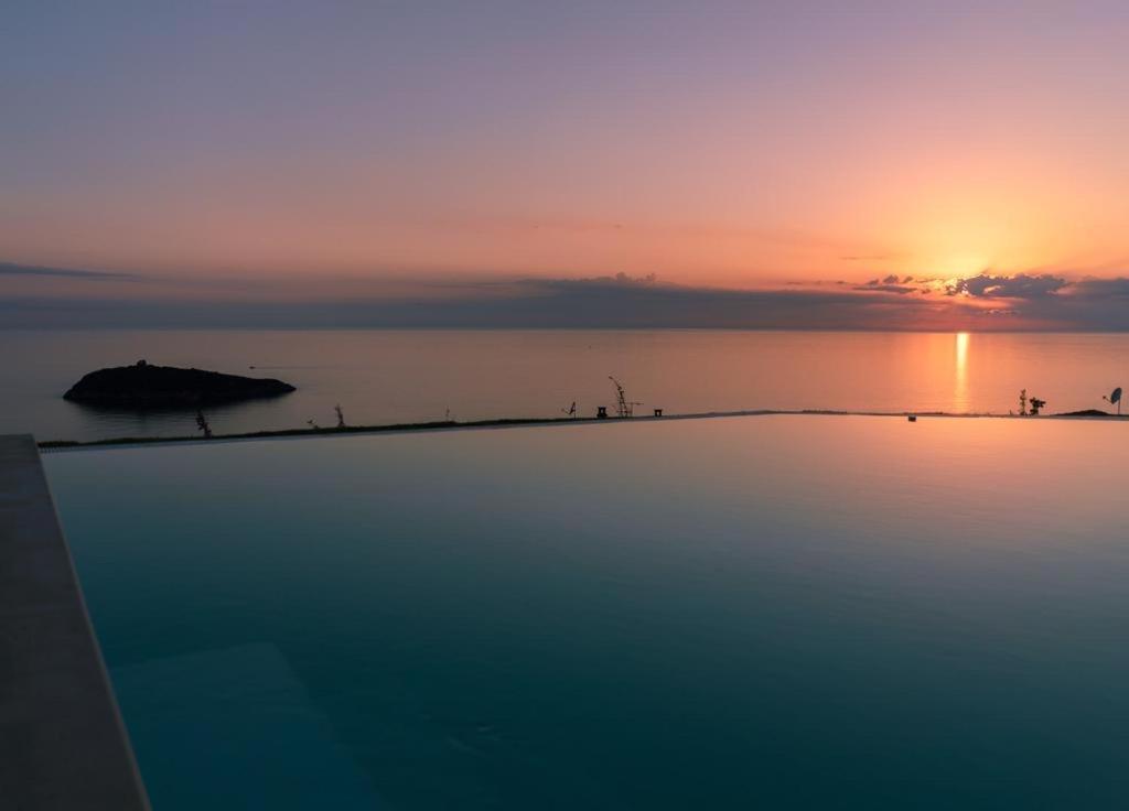 Luxury Villa Blue&Blanc Piscina A Sfioro Isola Diamante Ngoại thất bức ảnh