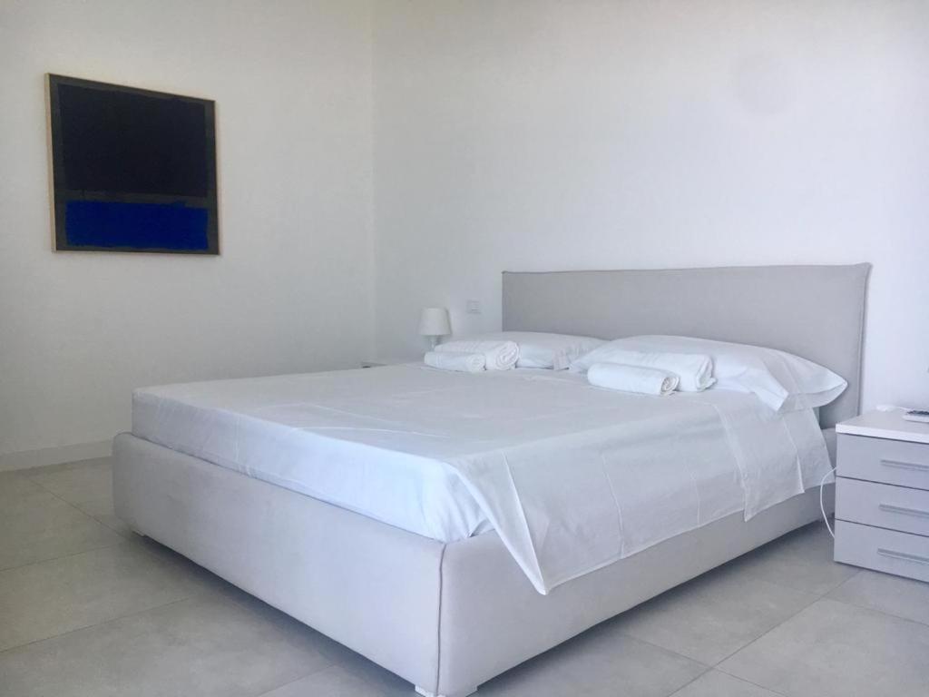 Luxury Villa Blue&Blanc Piscina A Sfioro Isola Diamante Ngoại thất bức ảnh