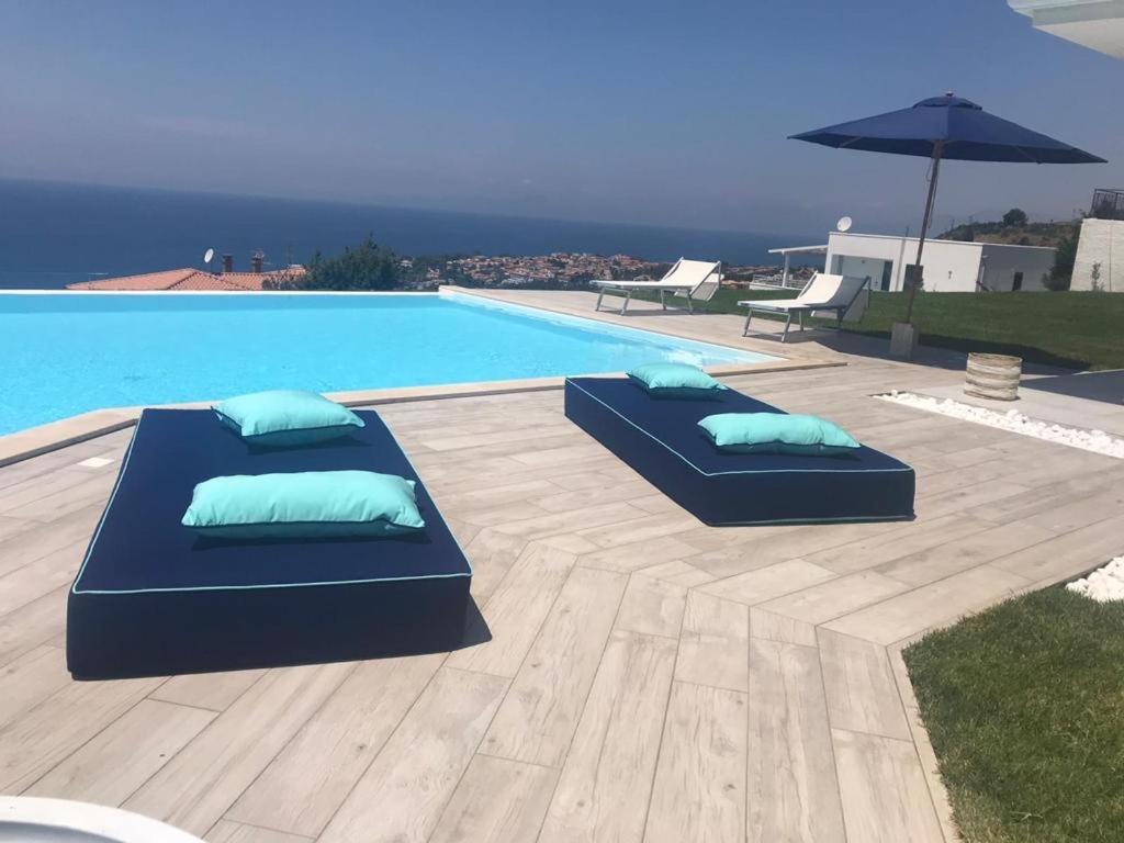 Luxury Villa Blue&Blanc Piscina A Sfioro Isola Diamante Ngoại thất bức ảnh